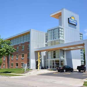 Days Inn & Suites By Wyndham Milwaukee